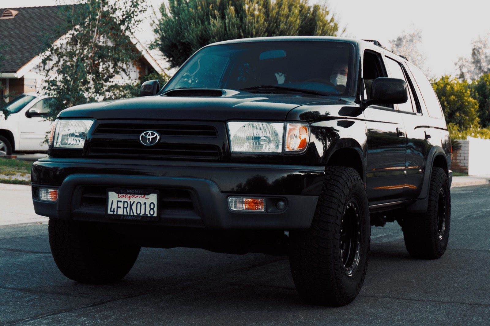 Toyota 4Runner, front three-quarter view from the left