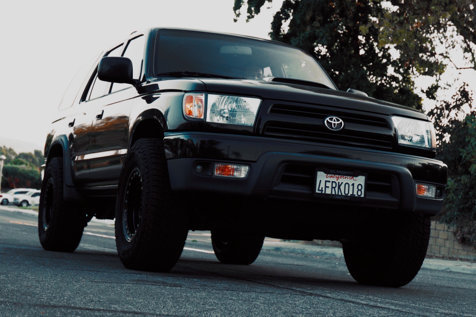 Toyota 4Runner, front three-quarter view from the right